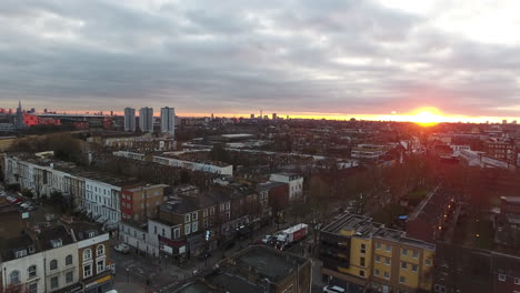 Verkehr-Und-Sonnenuntergang-Im-Londoner-Stadtteil-Findsbury,-Luftaufnahme